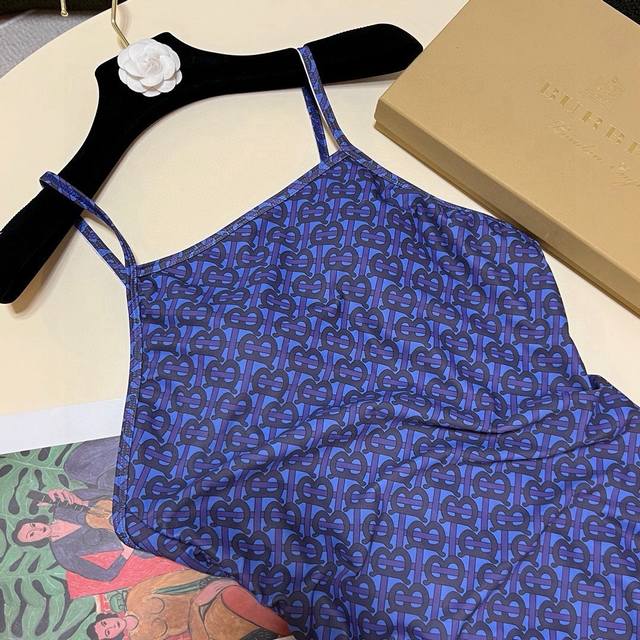 巴宝莉 Tb字母连体泳衣 同步各大专柜发售，自然而然呈现时尚感！十分减龄，具有年轻活力。 码数：S M L