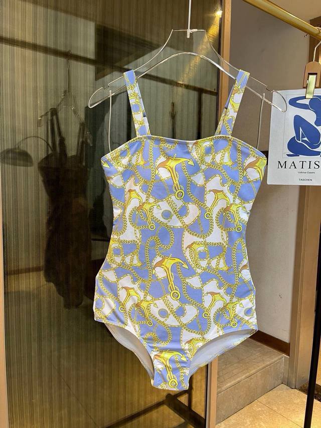 爱马仕Hermes连体比基尼泳衣适合多种场景的游泳衣♀海边 游泳池 温泉 水上乐园 漂流都可以内搭外穿也完全可以 面料：透气舒适。速干弹性的游泳衣更加帖肤易清洗