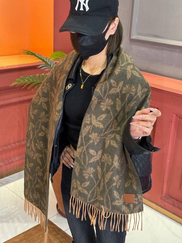 Dior巴黎时装展商务男士女士羊绒围巾代工厂P臻选上乘的超细羊绒纤维 进行纯手工精梳处理 耗时耗力 再以清泉水浸泡涤荡 使羊绒纤维呈现出独特的蓬松质感 手感才如