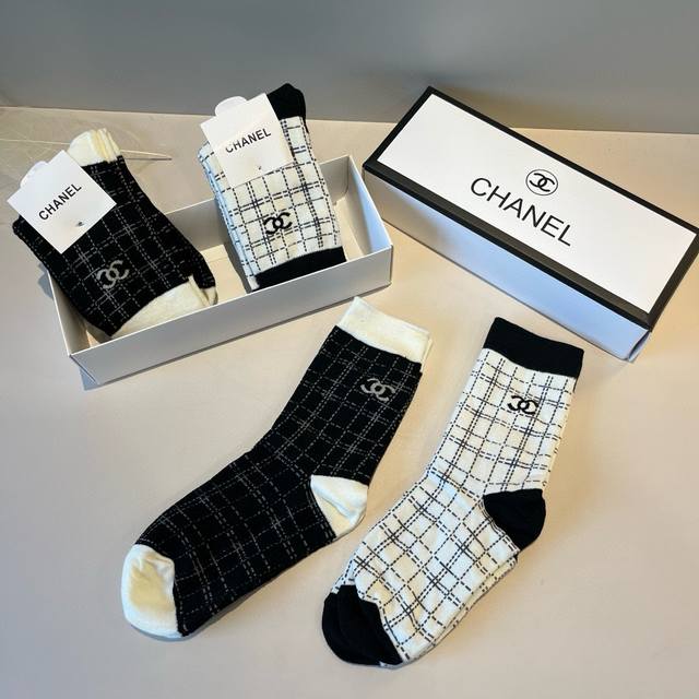 Chanel香奈儿 新款早秋中短袜，款式经典，时尚高级！大牌出街，潮人必备，颜色百搭 。 一盒2双