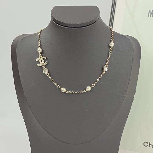 香奈儿项链热销爆上新 Chan 25 爱心水钻满钻双C珍珠项链 立体爱心水钻满钻双Ｃ等经典元素搭配珍珠链条，每一颗爱心正反面都是满钻爆闪 上身非常高贵典雅，美丽