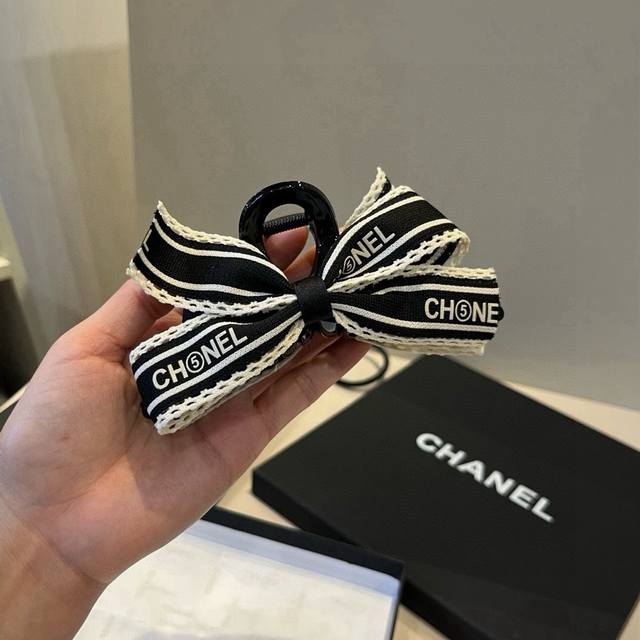 Chanel香奈儿新款发夹