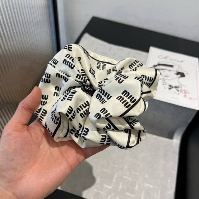 Miumiu缪缪新款发圈