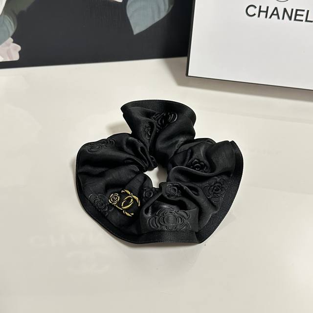 特 配专柜包装 Chanel 香奈儿 最新小香风发圈 小仙女快入手 特殊材质 不嘞头 可盐可甜～