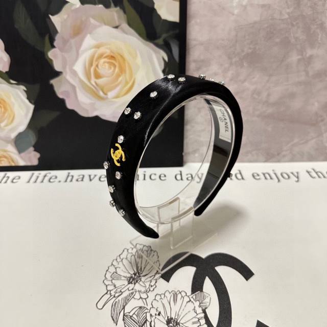 特 配专柜包装 Chanel 香奈儿 最新珐琅发箍 小仙女快入手 特殊材质 不嘞头 可盐可甜～