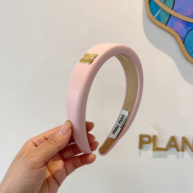 配包装 Miumiu 缪缪 新款羊皮定制发箍，金属字母头箍！特制面料非常显质感、经典百搭少女风发饰