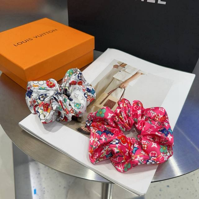 配包装盒 Louis Vuitton 路易威登 驴家太阳花发圈，经典Lv标志，简单大气，特别吸睛！超火爆小单品