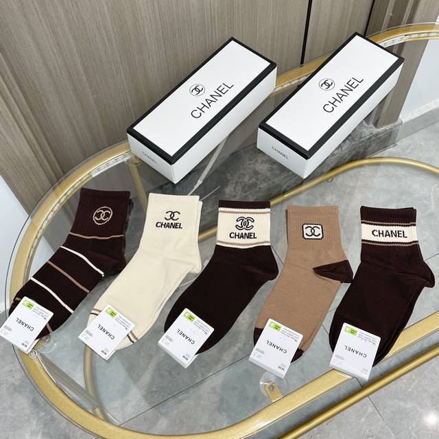 配包装 一盒五双 Chanel 香奈儿 爆款卡中筒袜高版本 ～好看到爆炸 欧美大牌中筒袜潮人必不能少的专柜代购品质 袜子 ，搭配起来超高逼格 时髦度爆表啊啊啊啊