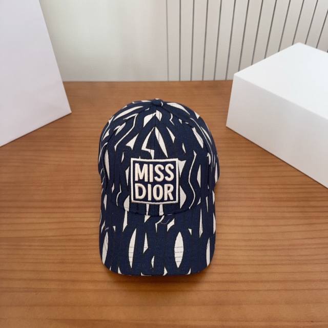 Dior 迪奥 新款原单棒球帽， 精致純也格调很有感觉，很酷很时尚，专柜断货热门，质量超赞