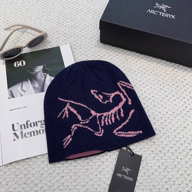 始祖鸟高品质针织帽 秋冬最新款情侣款针织毛线帽！超级保暖抗寒！专柜在售款！超好看百搭，夏天出过鸭舌帽和渔夫帽也是超受好评，冬天出的这款毛线帽，男女都可以戴，针织