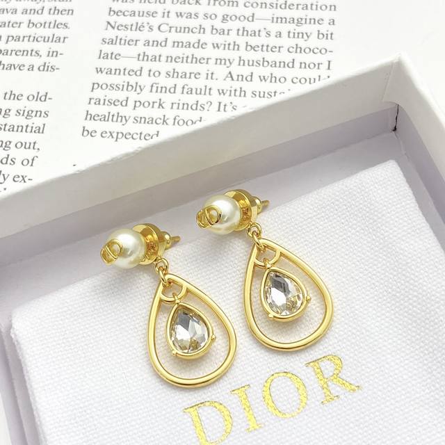 Dior耳钉热销款火爆上新 迪奥金色镂空水滴钻石珍珠耳钉 精心切割打磨的水滴钻石造型，工艺超细腻！镂空水滴环圈彰显着奢华质感！ 搭配经典Cd珍珠设计时髦复古，日