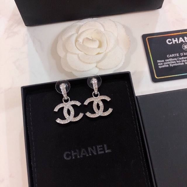 Chanel S系列 优雅、经典、耳钉 的搭配 使你更加精致华丽 流行稍纵即逝，唯风格永存，你必须拥有的闪耀