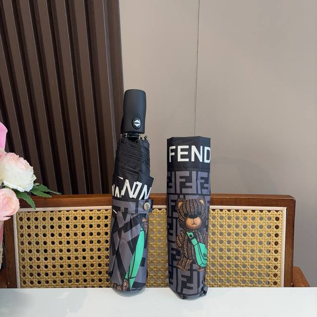 Fendi 芬迪 三折自动折叠晴雨伞 年度最新火爆单品 原单代工级品质 第一代210T碰击布防嗮拒水技术 阻隔99%直射伞面的紫外线 杜绝夏季晒伤 清爽出行 选