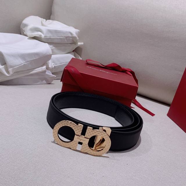 菲拉格慕 高级定制款男士皮带 双面头层牛皮 可双面使用 自行选择搭配 真材实料 很有质感 时尚经典不失风范 搭配精品尾夹扣 长短可自行裁剪 宽度3.5Cm