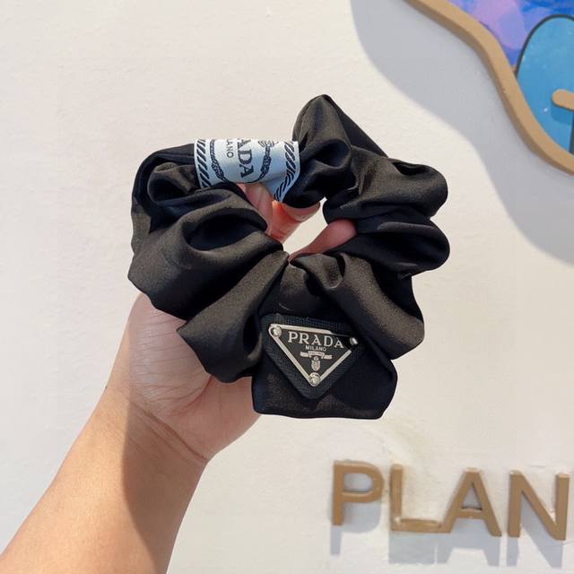配包装 Prada 普拉达 进口大肠圈 倒三角铁标皮筋、真丝缎面名媛发绳头绳百搭款、细节全部实拍 特制面料非常显质感 ！