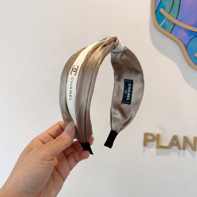 配包装 Chanel 香奈儿 新款精美字母宽边发箍，复古网红爆款头箍 搭配高端材质，超精致，时尚高级感百搭款。