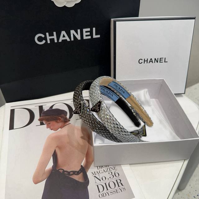 配包装盒 Prada 普拉达 三角标钻石发箍， 优雅的小姐姐值得入手！非常好搭配 气质有品位