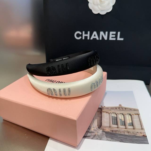 配包装盒 Miumiu新款字母发箍，简单优雅，实用百搭，名媛范儿十足！小仙女必备