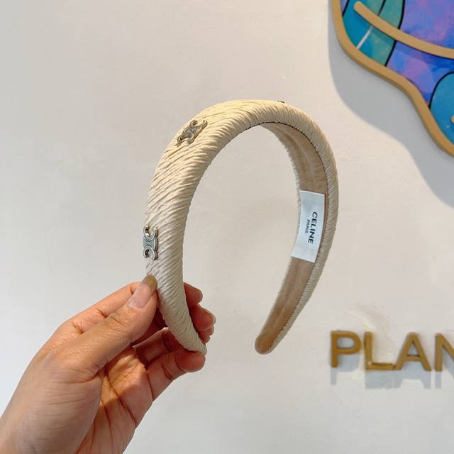 配包装 Celine 赛琳 官方经典新款螺纹褶皱发箍，女神必备头箍，非常舒时尚百搭，舒适潮流款！