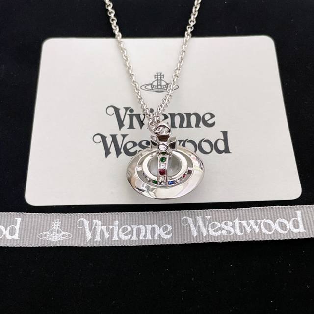 Vivienne Westwood 西太后项链宝宝，什么是快乐星球，来，这就是快乐星球！绝美中号立体土星项链，银透明珠，重磅推荐闭眼入准没错！纯粹王冠球是经典的