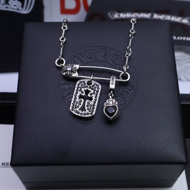 潮流推荐］ 克罗心胸针爆款项链无论是约会、晚宴，还是日常佩戴，它都能让你散发出与众不同的光芒，浪漫又梦幻～ 送给心爱的她，或是珍藏这份星夜的浪漫，让爱意如星光般