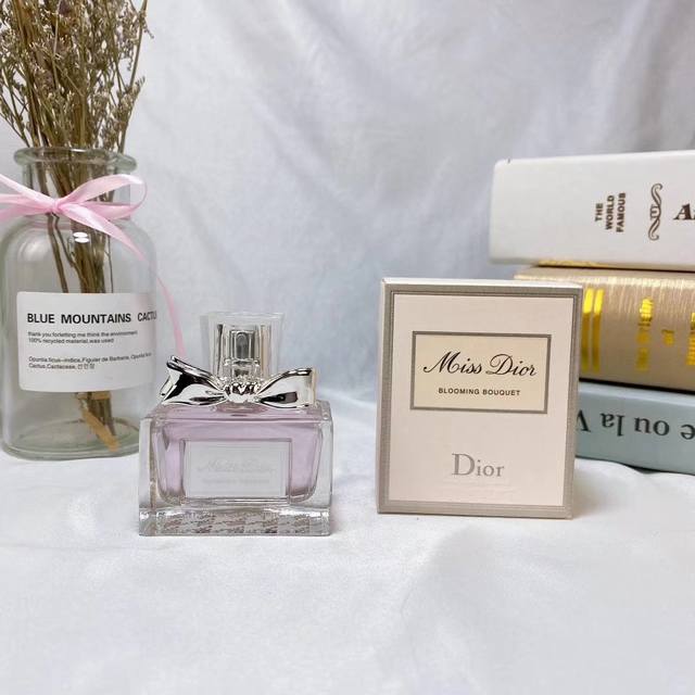 专柜品质 小姐花漾甜心女士淡香水30Ml 香 调 花果香调 前 味 柑橘香调和西西里岛香橙精华 中 味 香气包括牡丹花香调 后 味 广藿香，白麝香