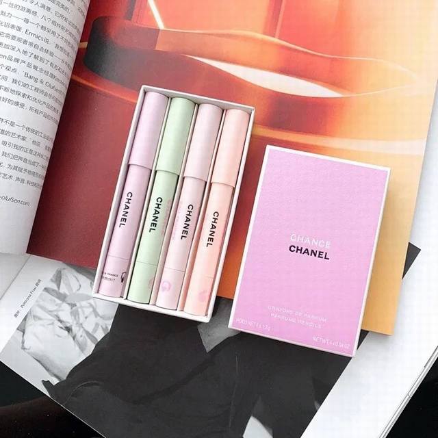 专柜品质 香奈儿涂抹式香氛笔4件套，单只1.2G 方便携带！ 在粉红色盒子中一次装着4支不同马卡龙色系的香氛笔， 分别代表四种不同版本的Chance 香水： 经