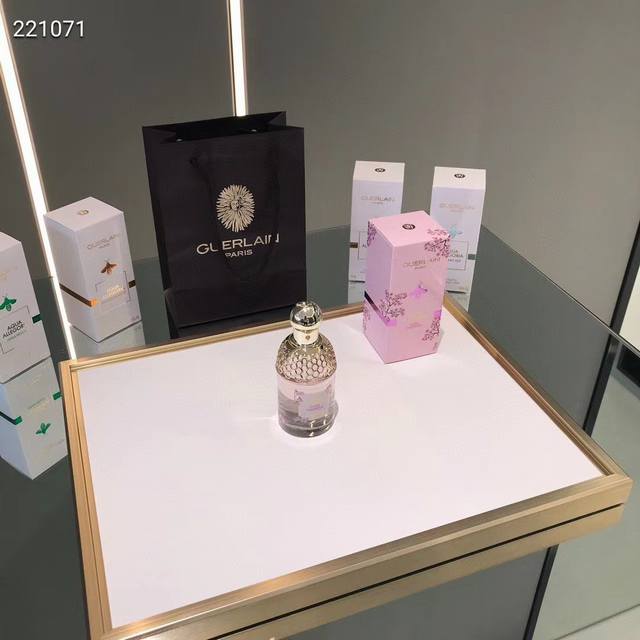 专柜品质 樱之漫舞 限定款 前调:樱花、佛手柑 中调:西瓜、水梨 后调:紫罗兰、白麝香、木质元素 市面上大部分以樱花为灵感的香水，都只会一味用花香堆砌，会过于浓