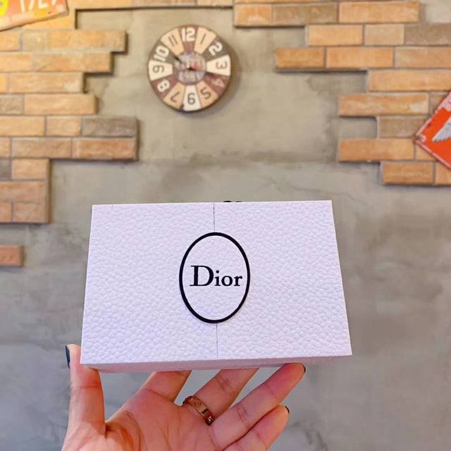 专柜品质 迪奥香水小样三件套双开门 俗话说“闻香识女人”，女人如果没有香水就像花儿没有色彩。作为迪奥最热门的香水系列，无论是颜值和香味都令人难以抗拒！超Q超可爱