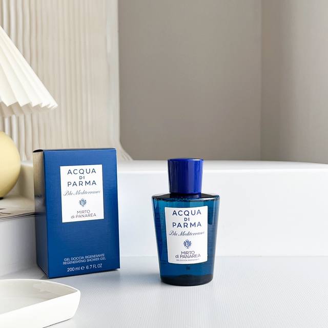 专柜品质 帕尔马之水：桃金娘 柑橘沐浴露200Ml 洗完澡出来很清新的感觉。但是前调很快就过去了，中后调的时候就变成了青草的香味，就像湖边的青草地一样。特别舒服