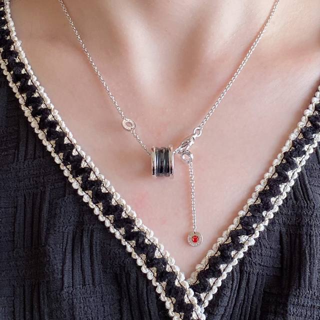 此款调价 全新Cnc 宝格丽慈善款小红人黑陶瓷项链原版打造 链身粗细 钢印小红人工艺 均与宝家原厂传统手工保持一致 Save The Children 黑色陶瓷