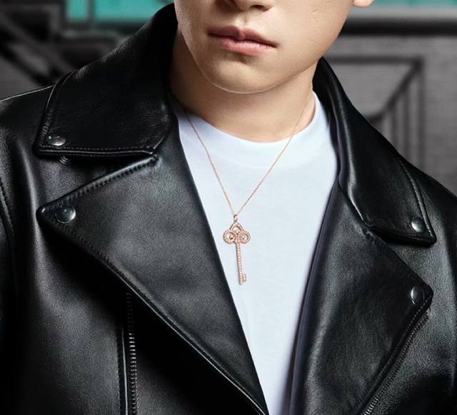 此款调价 蒂芙尼鸢尾花钥匙项链，鸢尾花的花语是最初的爱 相信者的幸福 白色代表纯真 仙气飘飘 适合日常的佩戴 非常的经典