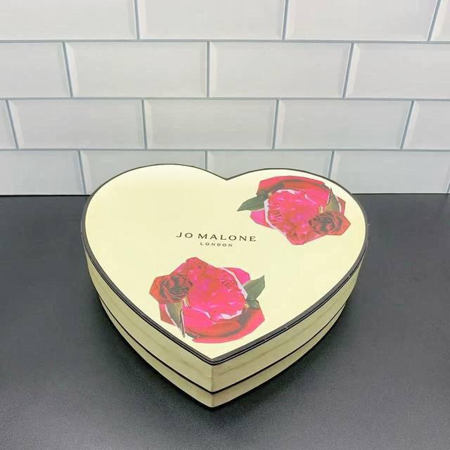 专 可配礼袋+中文标祖马龙带刺玫瑰五件套！内含：蓝风铃身体霜50Ml，蓝风铃香水小样9Ml，护手霜30Ml海盐 英国梨，青柠。