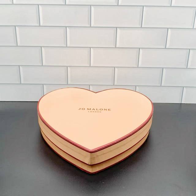 专 可配礼袋+中文标祖马龙爱心暴击六件套！内含：英国梨身体霜50Ml，蓝风铃香水30Ml，护手霜30Ml蓝风铃，英国橡树与榛子，牡丹，黑莓。