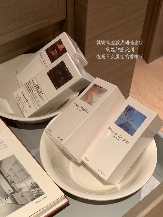 特价： 下单备注：马吉拉香水正装+款式 全套对版包装设计 人手两瓶不嫌多 ！ 每瓶都有自己的特点和味道 全套包装 玻璃瓶身 香水颜色也对版 100Ml大容量 简