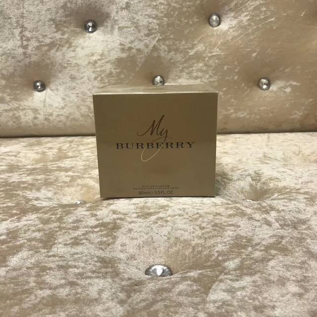 专柜品质 冷艳腹黑“渣女”香香水 夜店蹦迪的聚光点 眼睛看不清时，嗅觉和听觉会被放大。香水就像在黑暗中的追光灯，聚焦锁定在你身上。女人要拥有好几款适合不同场合的