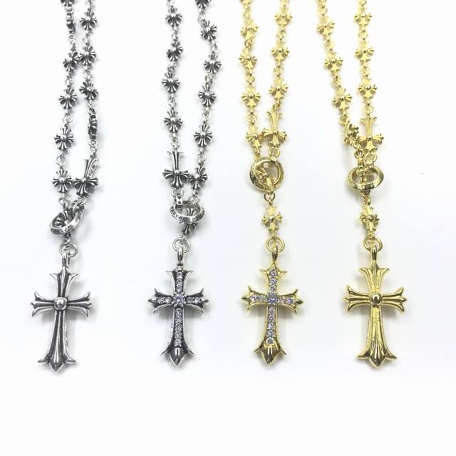 Chrome Hearts 克罗心调节十字架项链。