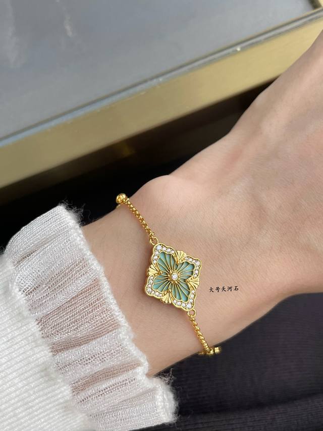 V金材质 布契拉提歌剧院系列天河石手链，复古宫廷风四叶草，四瓣花贝壳双面项链，太有意式风情了，整件作品精致华丽又增添文艺的感觉，采用 Rigato平行纹雕刻工艺