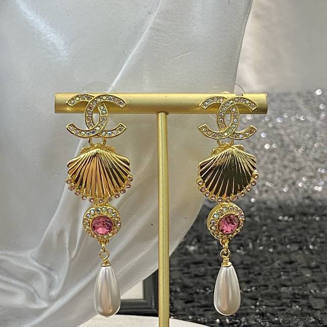 香奈儿耳钉热销款爆上新 一致Zp Chan 23 红宝石金色贝壳彩钻珍珠吊坠耳环 贝壳表面的纹理很有做旧感 配上粉钻和会有彩虹偏光的白色小水钻，这完全就是小美人