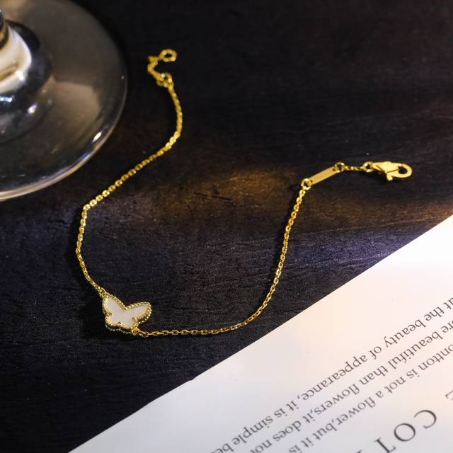 V金材质蝴蝶白贝母手链，真的越看越喜欢~很细巧很秀气！也是真的好看~ 蝴蝶手链蝴蝶真的栩栩如生，超可爱的造型，我觉得这跟四叶草一样，都是经典不调，随意搭配衣服。