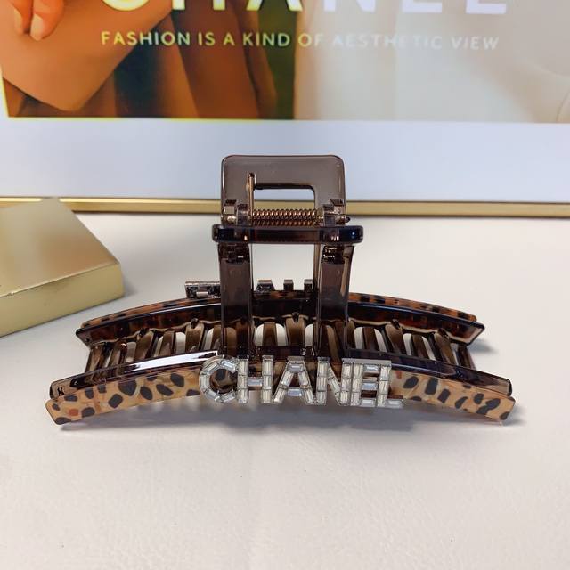 Chanel小香 Chanel抓夹 醋酸豹纹捷克钻Logo抓夹气质百搭日常精致小单品 小仙女必入单品 宝藏款 闭眼入推荐款 单个 配发箍盒