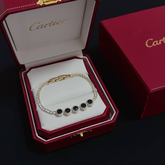 卡地亚蓝宝石镶钻手链 高端定制版本 镶嵌钻工艺 V金材质 经典而时尚风格 用凌厉线条重构爱情美学！打破常规，镶嵌钻设计反而成就高级感天花板 无需浮华堆砌，爱本应