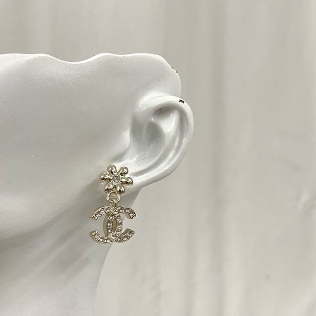 编码E2280 香奈儿耳钉热销款爆上新一致Zp，专柜同步 Chan 23 金色花朵双C耳钉 大气显白的经典色，复古甜美优雅的花朵 灵动小巧
