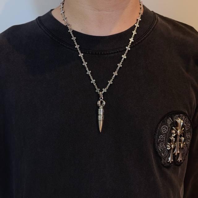 新款 专柜品质 Chrome Hearts克罗心经典复古十字架项链 子弹吊坠 凹凸造型不同的花纹设计风格 呈现出与众不同 十字架 童军花是克罗心的志 所以更经久