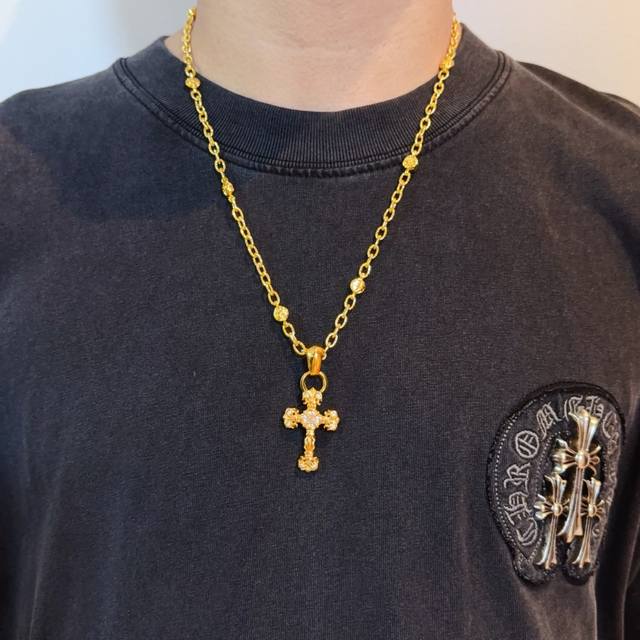 新款 专柜品质 Chrome Hearts克罗心 黄金镶钻火焰十字架项链 凹凸造型不同的花纹设计风格 呈现出与众不同 十字架 童军花是克罗心的志 所以更经久不衰