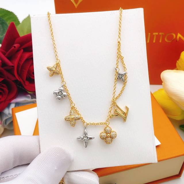 编号Lxl0058 Lv*最新款老花朵项链 一致Zp黄铜材质