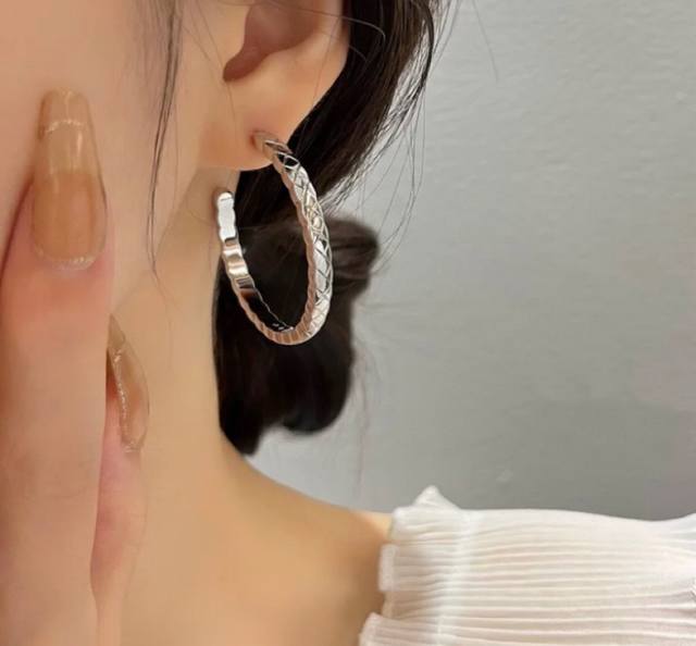 V金材质 正品开版 香奈儿Cnc精雕大号菱格光面耳环，火香奈儿经典菱格，热销款 市面最高版本 必备 超级显脸瘦。