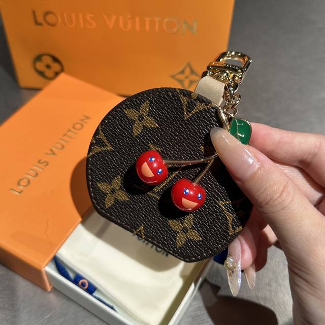 新品 M02830 对版兰色眼睛 Louis Vuitton 路易威登Lv X Tm Cerise Lv Mini Mirror 樱桃化妆镜子包饰钥匙扣挂件 路