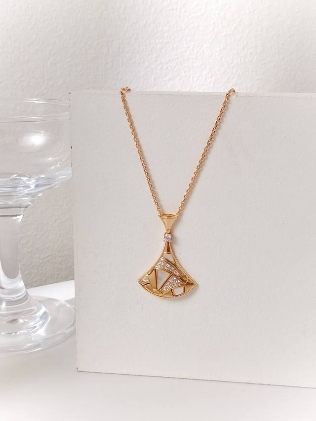 Diva‘S项链 Divas系列里面最特别的项链 少女心爆棚，很少见的一款裙子项链 也是最独特的一款。 白贝母间钻扇子项链 搭配白贝母，实物超美，好看又有质感