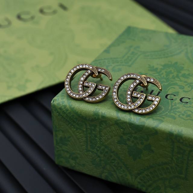 Gucci 满钻字母耳钉复古金属耳钉 日常百搭简约 上身超级好看，非常复古时尚的一款，Gucc简直火爆整个时尚圈，非常推荐